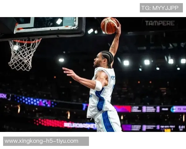 兰德尔半场表现稳定12投4中贡献13分5篮板1助攻状态回暖助力球队奋战 兰德尔半场表现稳定12投4中贡献13分5篮板1助攻状态回暖助力球队奋战