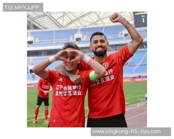 铁人队长邦本宜裕与妻子共庆中甲奖牌荣誉感恩贤内助的支持与陪伴