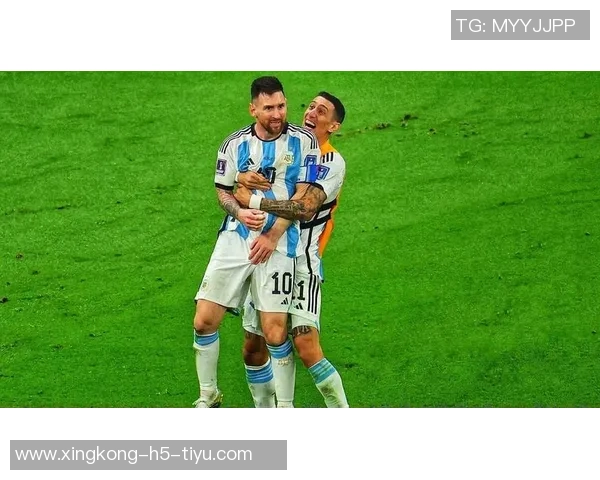 阿尔瓦雷斯与梅西迪马利亚合影庆祝世界杯夺冠三周年纪念